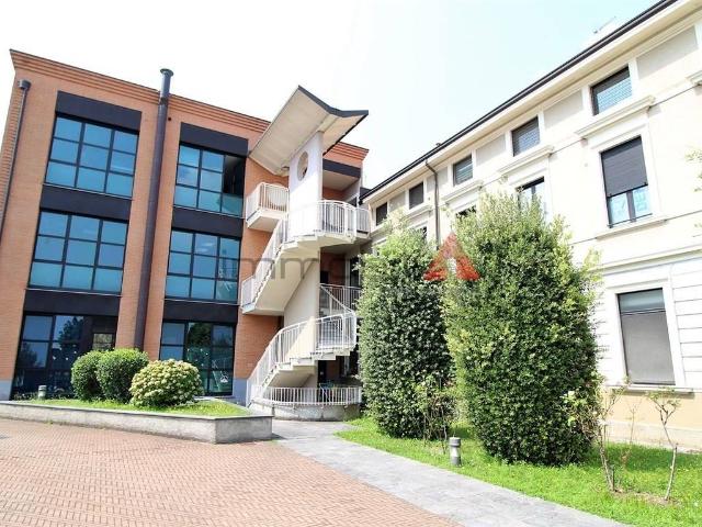 Locale Commerciale in affitto a Brugherio, Lombardia