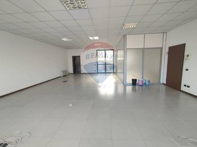 Locale Commerciale in affitto a San Damiano, Brugherio
