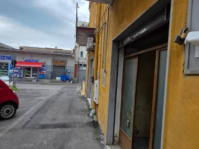 Locale Commerciale in affitto a Brusciano, Campania