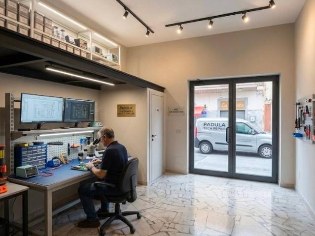 Locale Commerciale in affitto a Brusciano, Campania