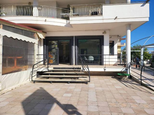 Locale Commerciale in affitto a Brusciano, Campania