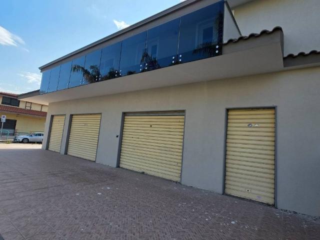Locale Commerciale in affitto a Brusciano, Campania