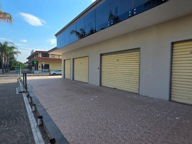 Locale Commerciale in affitto a Brusciano, Campania