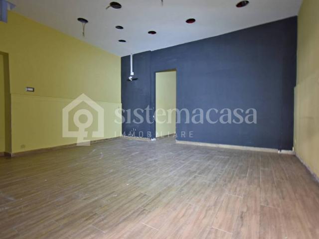 Locale Commerciale in affitto a Brusciano, Campania