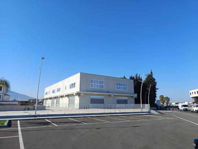 Locale Commerciale in affitto a Brusciano, Campania