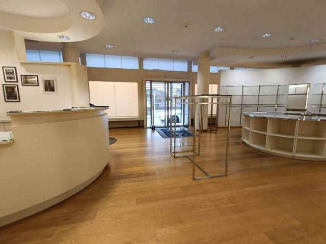Locale Commerciale in affitto a Buja, Friuli-Venezia Giulia