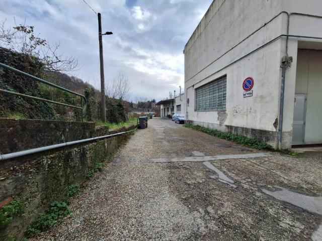 Locale Commerciale in affitto a Busalla, Liguria