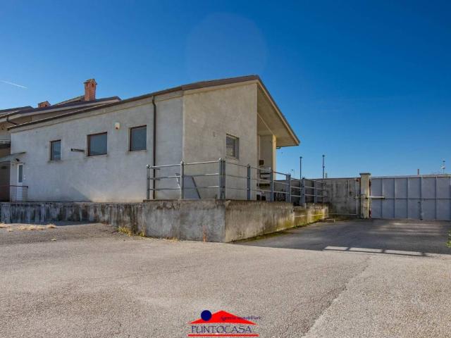 Locale Commerciale in affitto a San Rocco, Piemonte