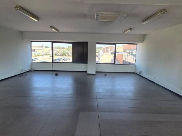 Locale Commerciale in affitto a Cornate D'adda, Lombardia