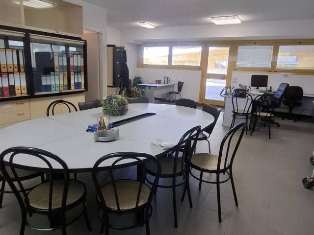 Locale Commerciale in affitto a Busnago, Lombardia