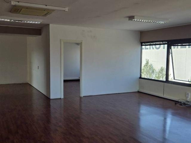 Locale Commerciale in affitto a Cornate D'adda, Lombardia