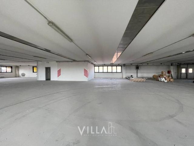 Locale Commerciale in affitto a Cornate D'adda, Lombardia