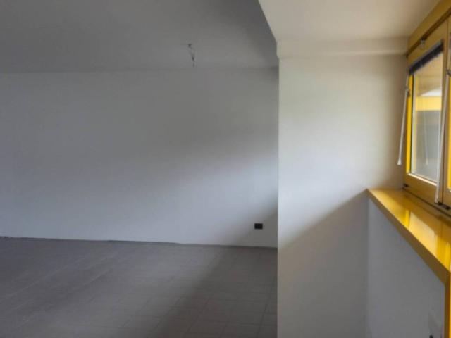 Locale Commerciale in affitto a Cornate D'adda, Lombardia