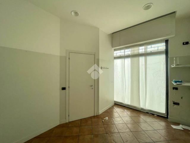 Locale Commerciale in affitto a Busnago, Lombardia
