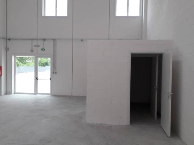 Locale Commerciale in affitto a Busnago, Lombardia