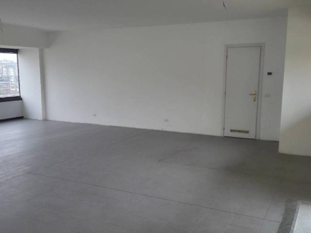 Locale Commerciale in affitto a Cornate D'adda, Lombardia