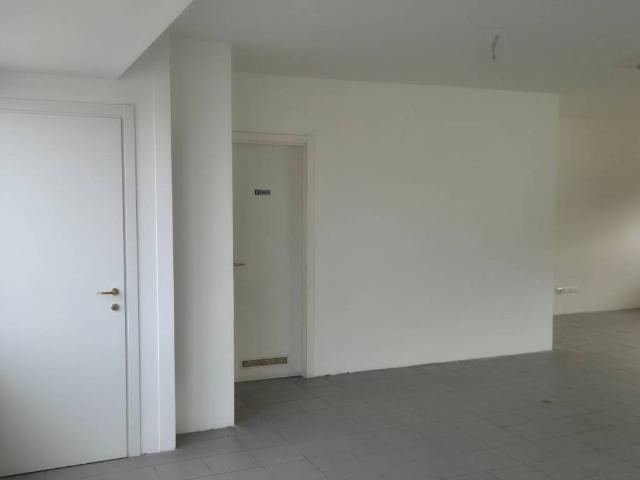 Locale Commerciale in affitto a Cornate D'adda, Lombardia