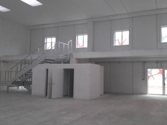 Locale Commerciale in affitto a Busnago, Lombardia