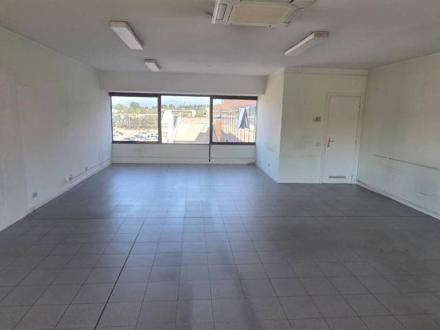 Locale Commerciale in affitto a Cornate D'adda, Lombardia