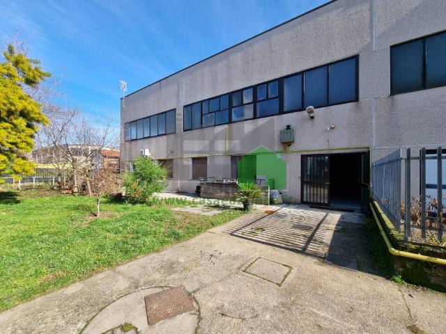 Locale Commerciale in affitto a Bussero, Lombardia