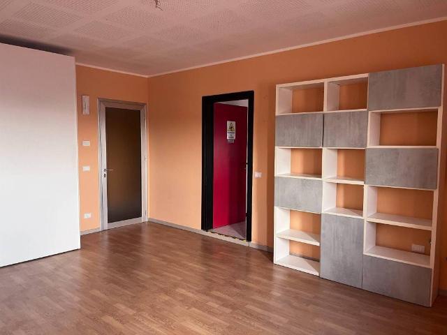 Locale Commerciale in affitto a Bussolengo, Veneto
