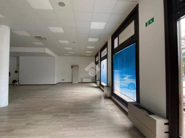 Locale Commerciale in affitto a Bussolengo, Veneto