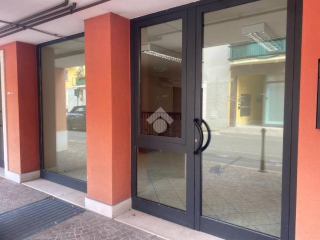 Locale Commerciale in affitto a Bussolengo, Veneto