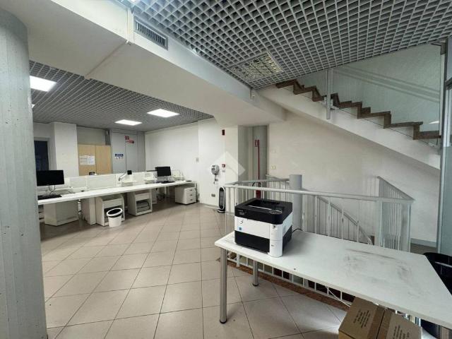 Locale Commerciale in affitto a Bussolengo, Veneto
