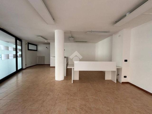 Locale Commerciale in affitto a Bussolengo, Veneto
