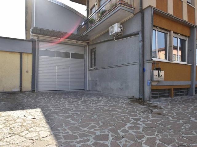 Locale Commerciale in affitto a Bussolengo, Veneto