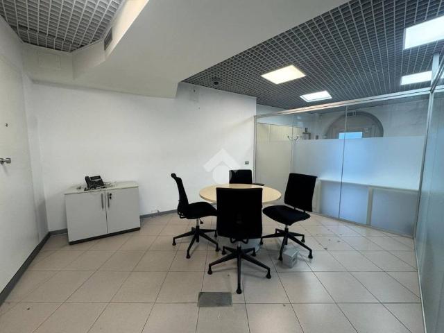 Locale Commerciale in affitto a Bussolengo, Veneto