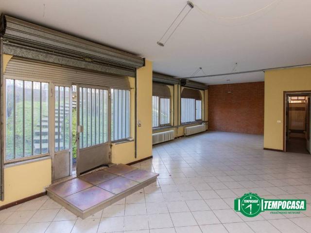 Locale Commerciale in affitto a Busto Arsizio, Lombardia