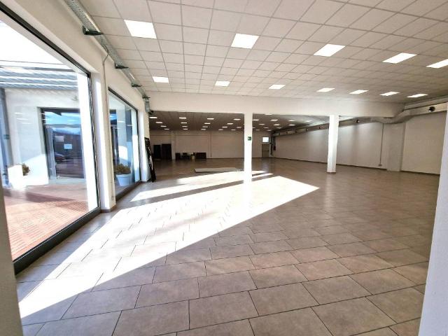 Locale Commerciale in affitto a Busto Arsizio, Lombardia