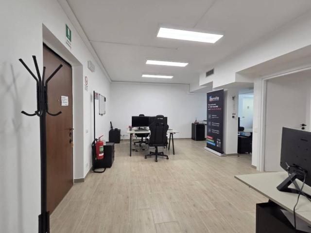 Locale Commerciale in affitto a Busto Arsizio, Lombardia