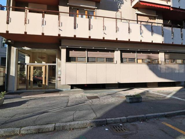 Locale Commerciale in affitto a Santi Apostoli, Busto Arsizio