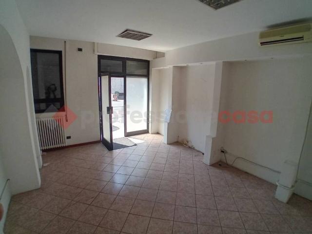 Locale Commerciale in affitto a Cascina Brughetto, Busto Arsizio