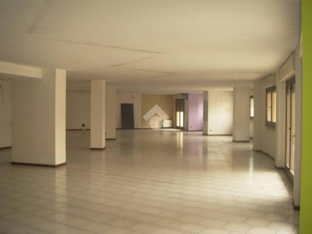 Locale Commerciale in affitto a Busto Garolfo, Lombardia