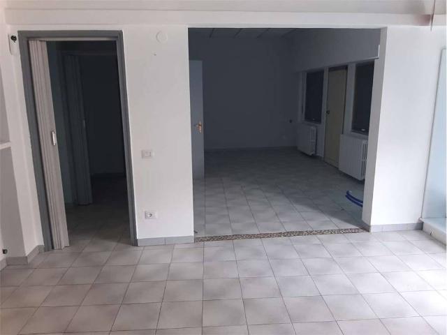 Locale Commerciale in affitto a Busto Garolfo, Lombardia