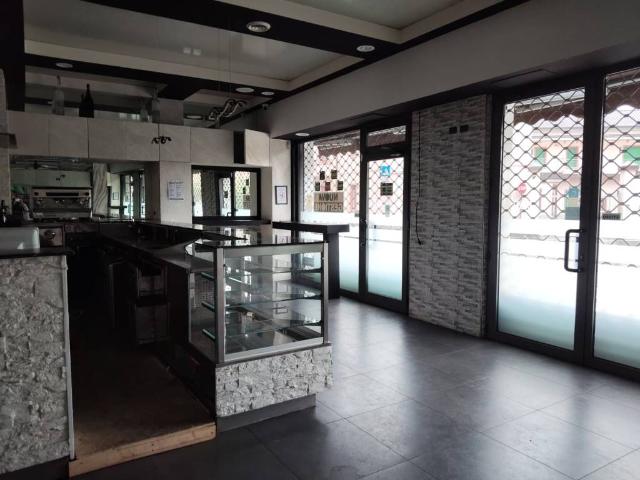 Locale Commerciale in affitto a Busto Garolfo, Milano