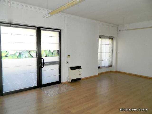 Locale Commerciale in affitto a Piemonte, Asti