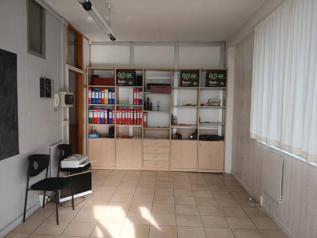 Locale Commerciale in affitto a Cabiate, Lombardia