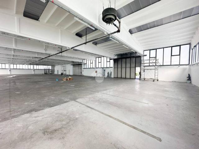 Locale Commerciale in affitto a Cabiate, Lombardia