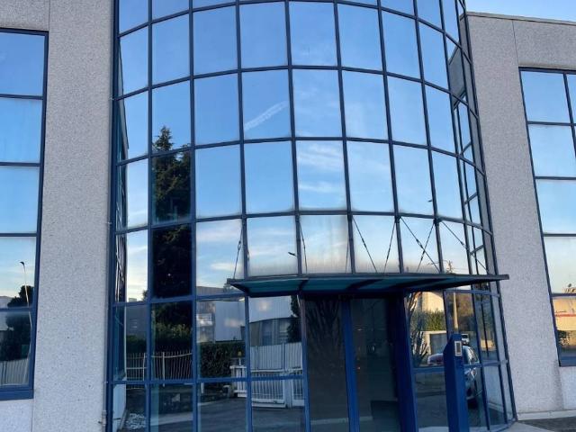 Locale Commerciale in affitto a Cabiate, Lombardia