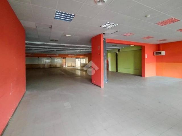 Locale Commerciale in affitto a Castello dei Ratti, Cadeo