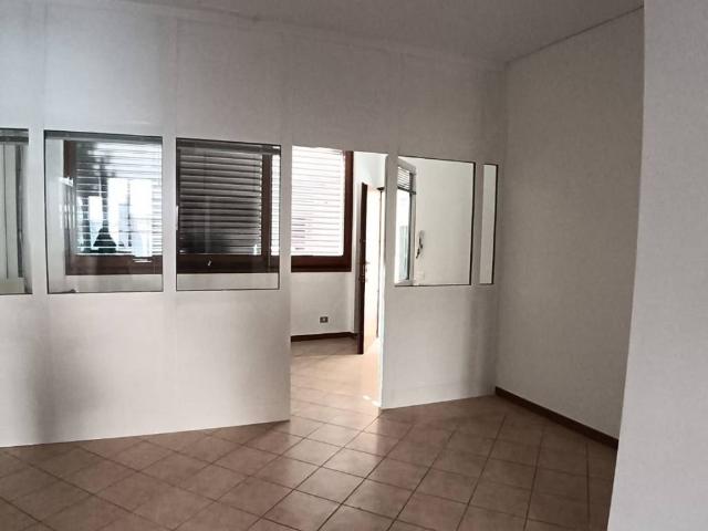 Locale Commerciale in affitto a Cadorago, Lombardia