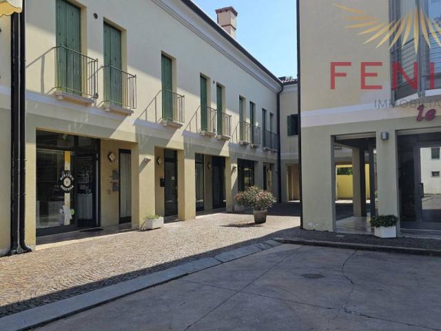 Locale Commerciale in affitto a Fonte, Caerano San Marco