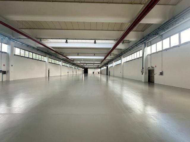 Locale Commerciale in affitto a Fonte, Caerano San Marco