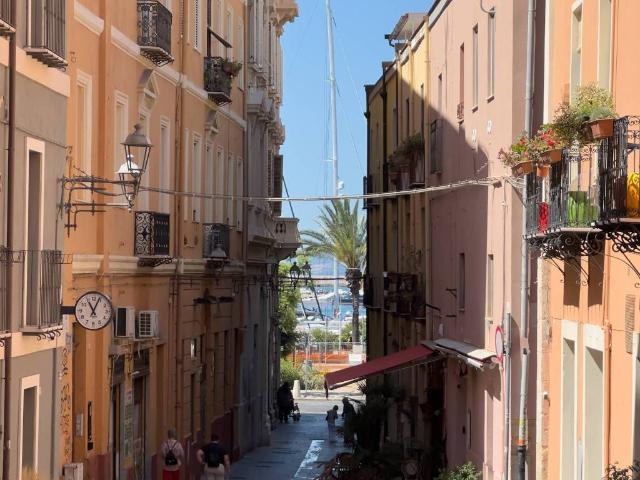 Locale Commerciale in affitto a Lapola/Marina, Cagliari