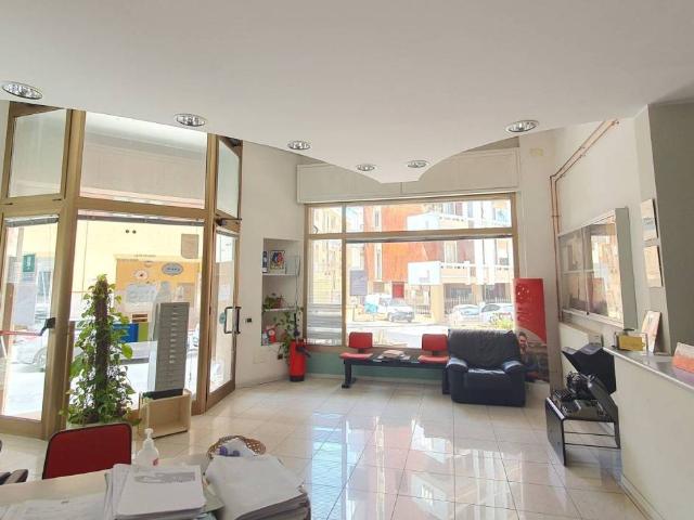 Locale Commerciale in affitto a Sant'Avendrace-Santa Gilla, Cagliari