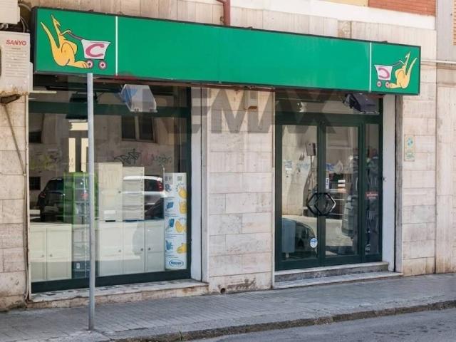 Locale Commerciale in affitto a Sant'Alenixedda, Cagliari